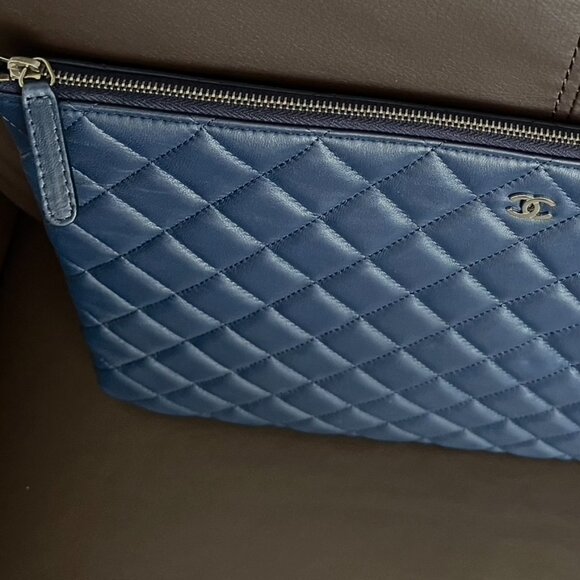 CHANEL Large O Case Clutch Laptop Portfolio in Blue Lambskin - Picture 9 of 15